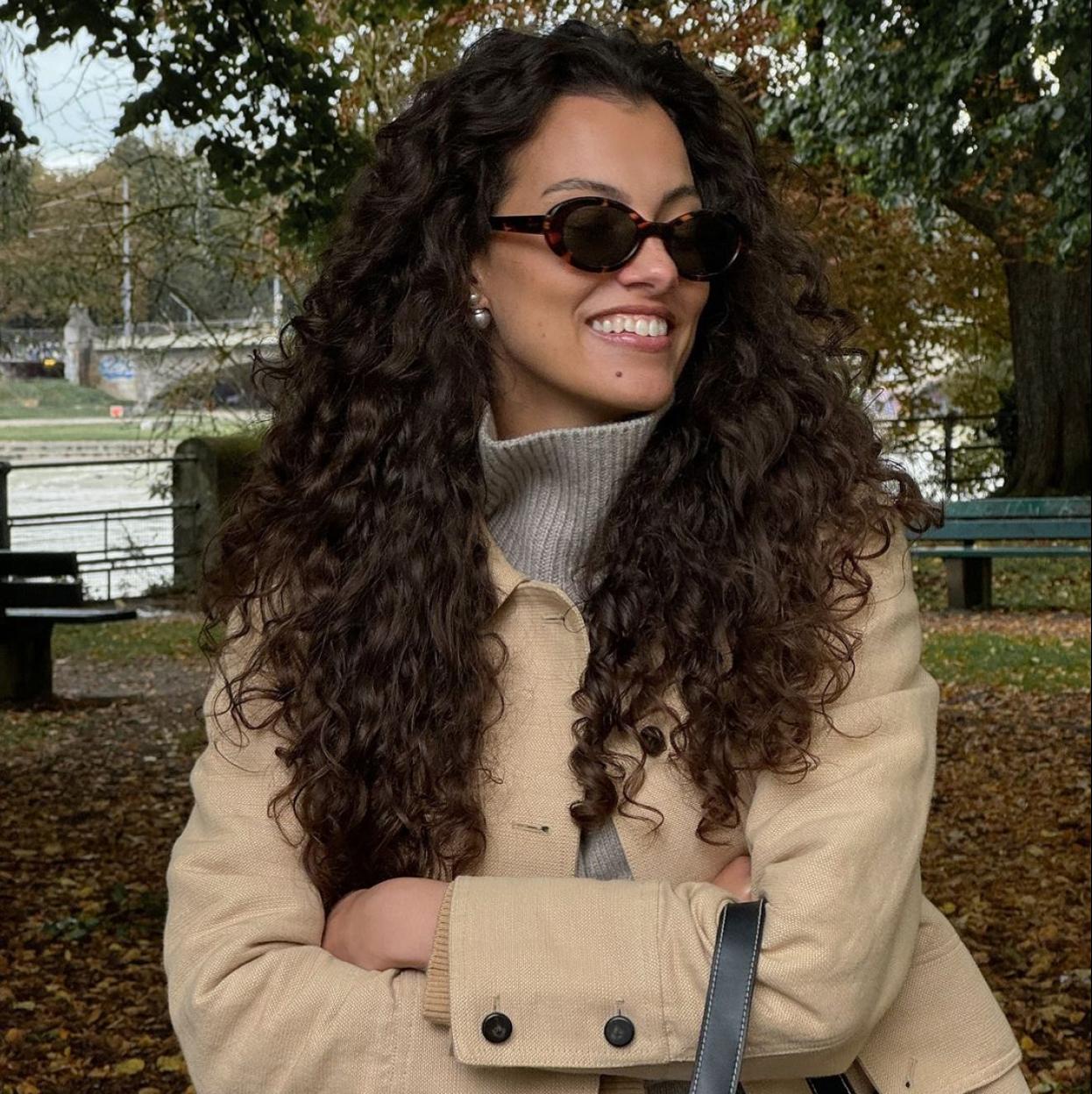 Chica con pelo rizado