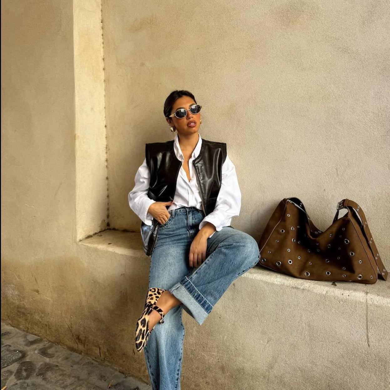 Influencer con zapatos animal print para otoño