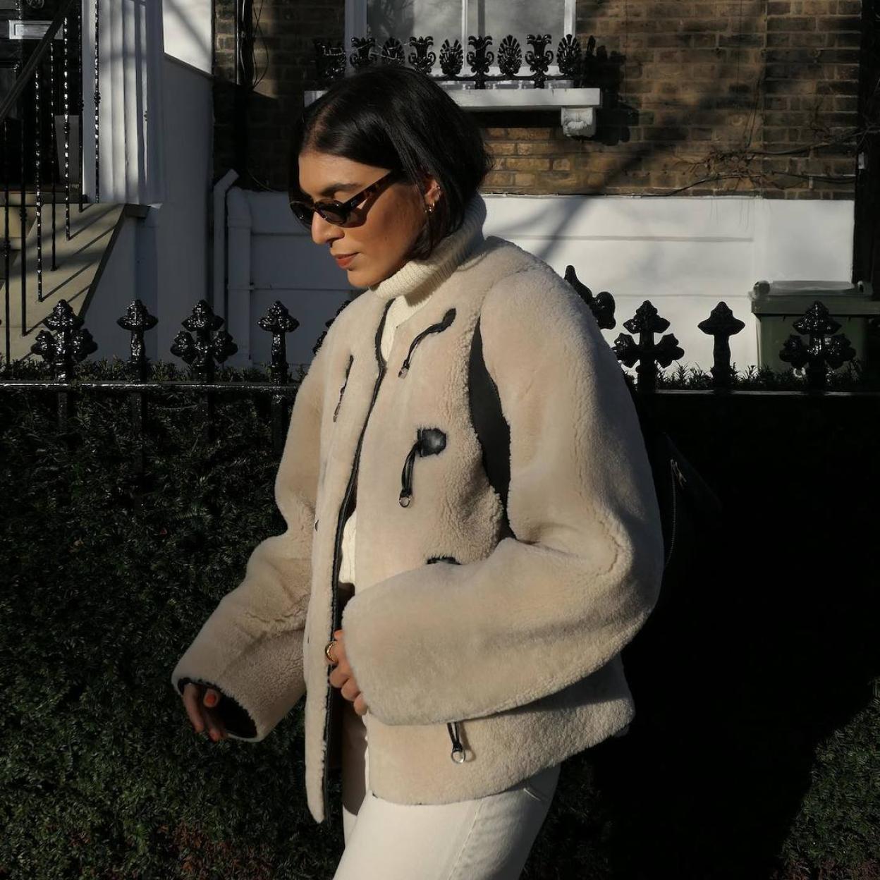 Influencer con chaqueta de borreguillo