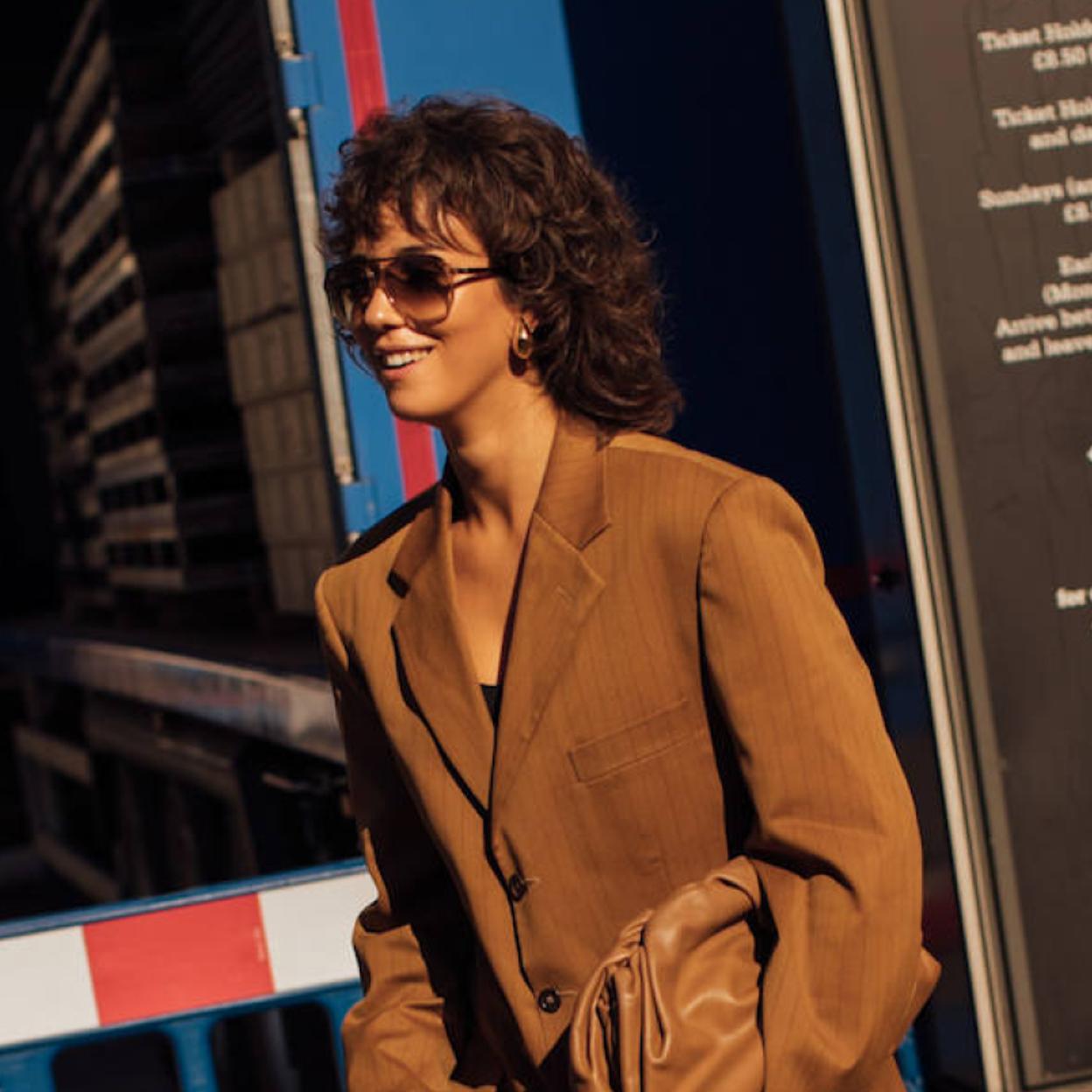 Influencer con corte de pelo rizado para otoño 2024