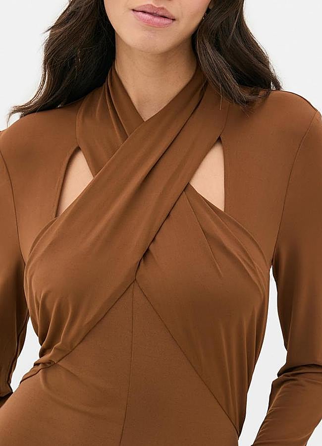 Imagen - El escote cruzado del vestido de invitada.