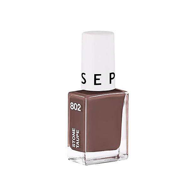 Esmalte de uñas en marrón topo de Sephora.
