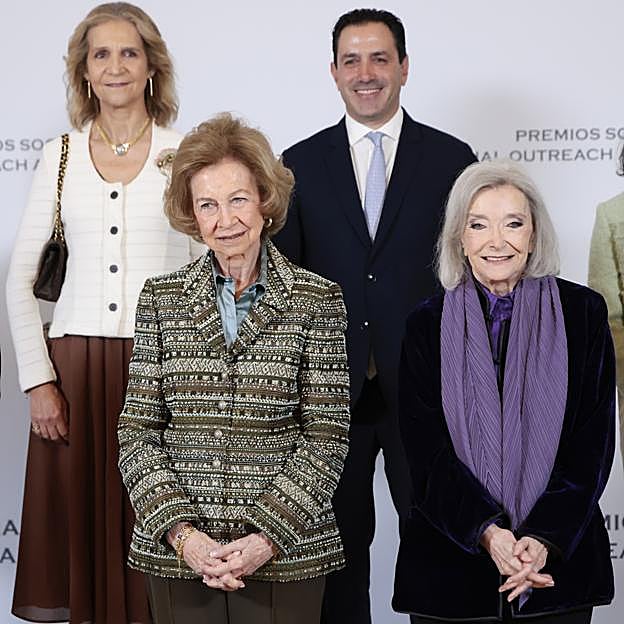 La reina Sofia con Nùria Espert. Detrás, la infanta Elena.