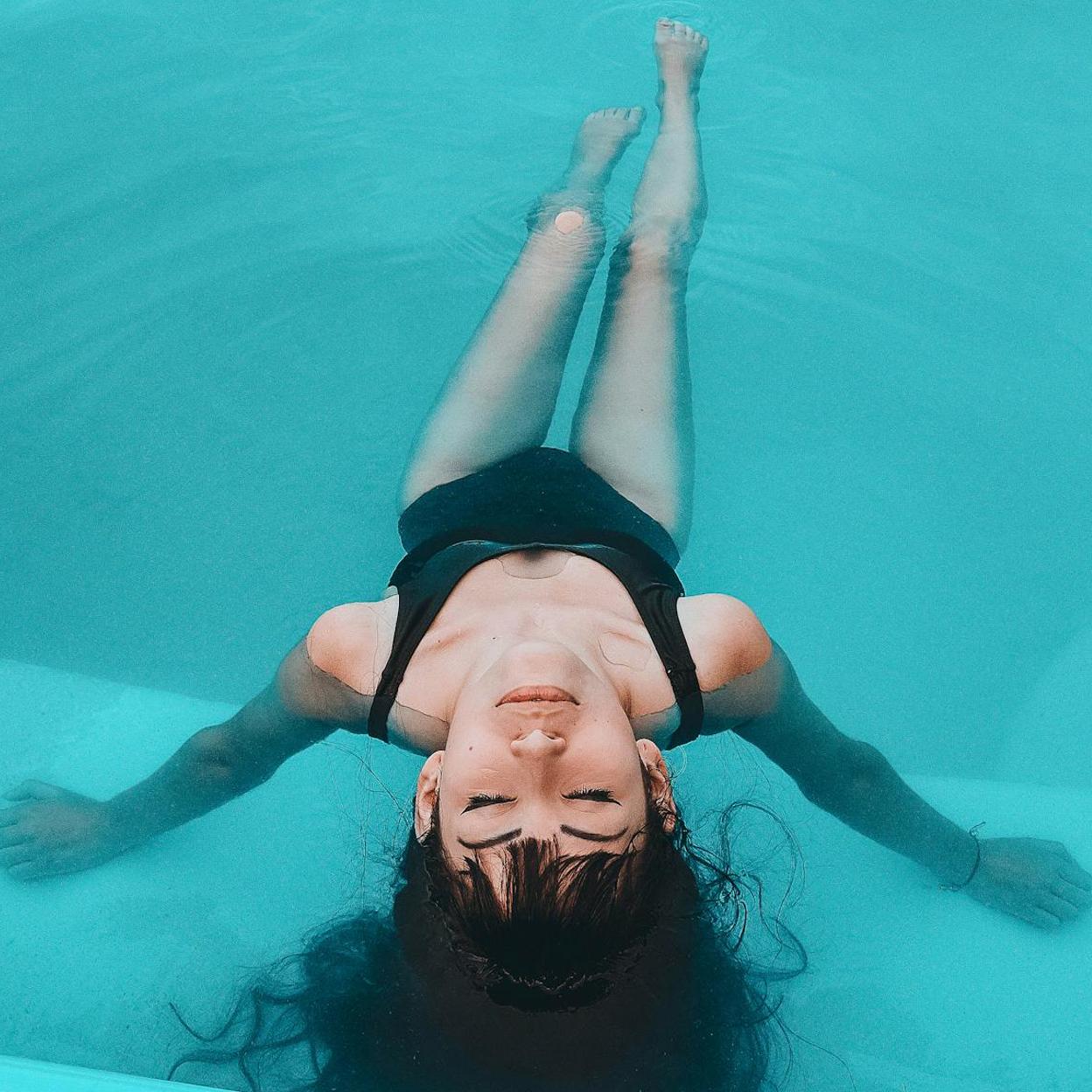 El agua es un excelente medio para hacer entrenamiento de fuerza. 