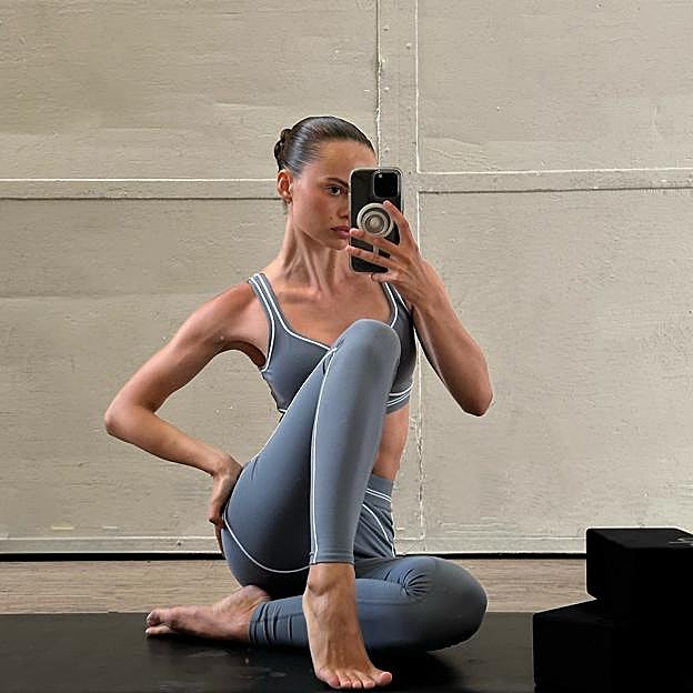 Mujer haciendo ejercicio sobre esterilla. 