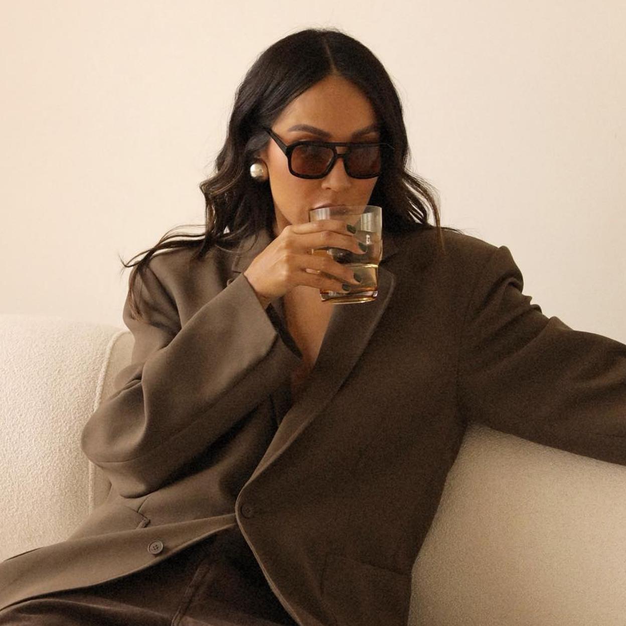 Una influencer con una manicura marrón.