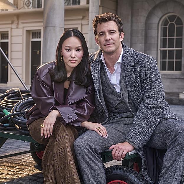 Yerin Ha y Luke Thompson en una imagen distribuída al comienzo de los ensayos de la cuarta temporada de Los Bridgerton, en septiembre.