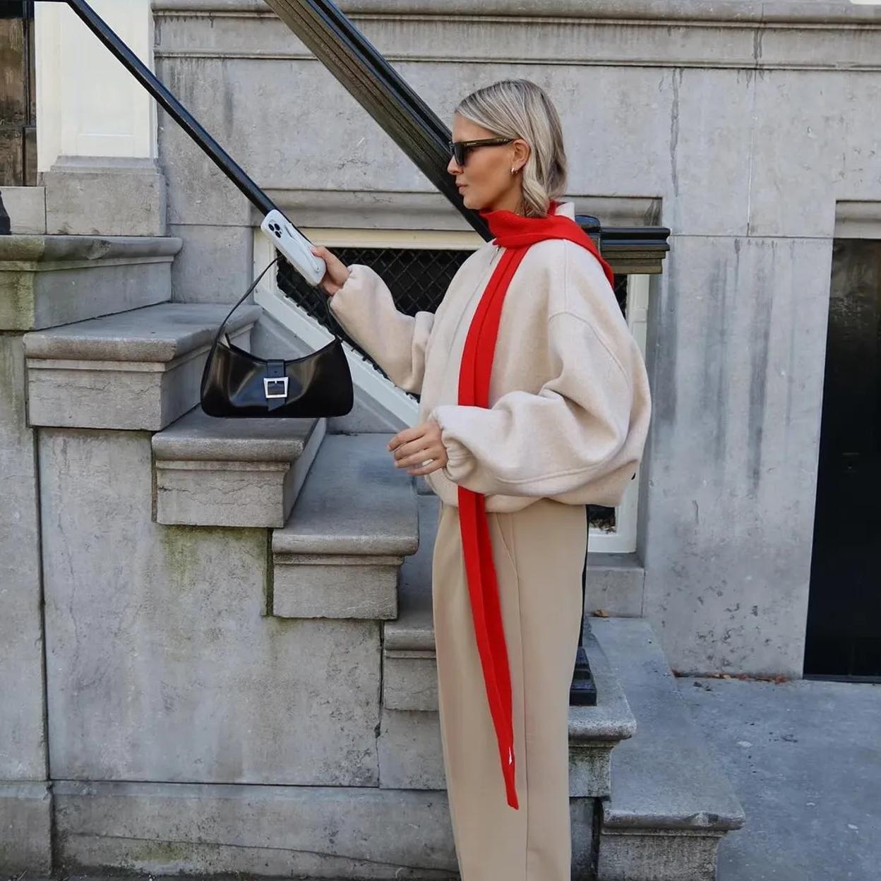 Las bufandas delgadas han vuelto y se llevan así.