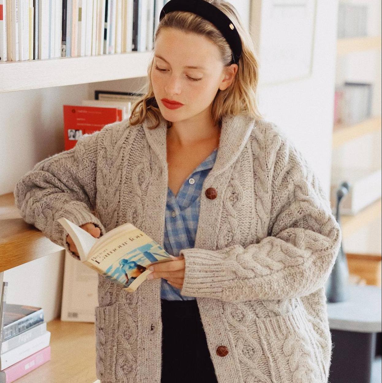 Influencer con cárdigan oversize