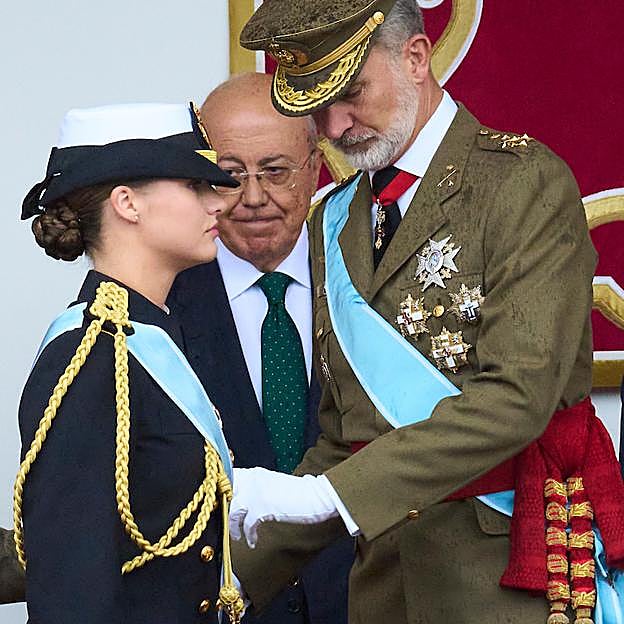 El momento en el que el rey Felipe ajustaó la banda de la Orden de Carlos III que llevaba Leonor. 
