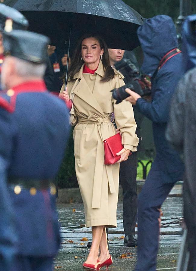 Imagen - La impactante gabardina que lució Letizia llamó la atención en el desfile del Día de la Hispanidad. (FOTO: LIMITED PICTURES) 