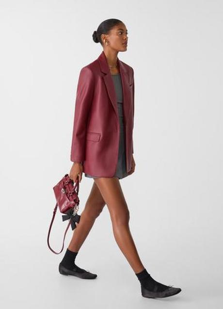 Imagen - Americana efecto piel de Stradivarius (35,99 euros)