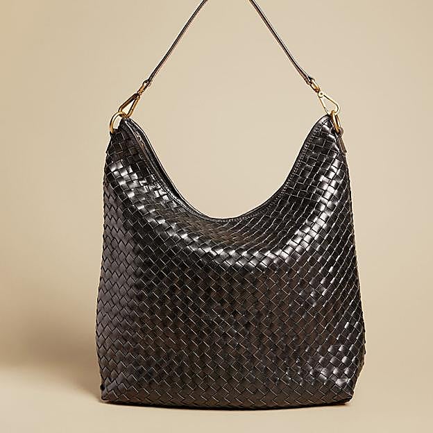 Bolso marrón trenzado de Nícoli.