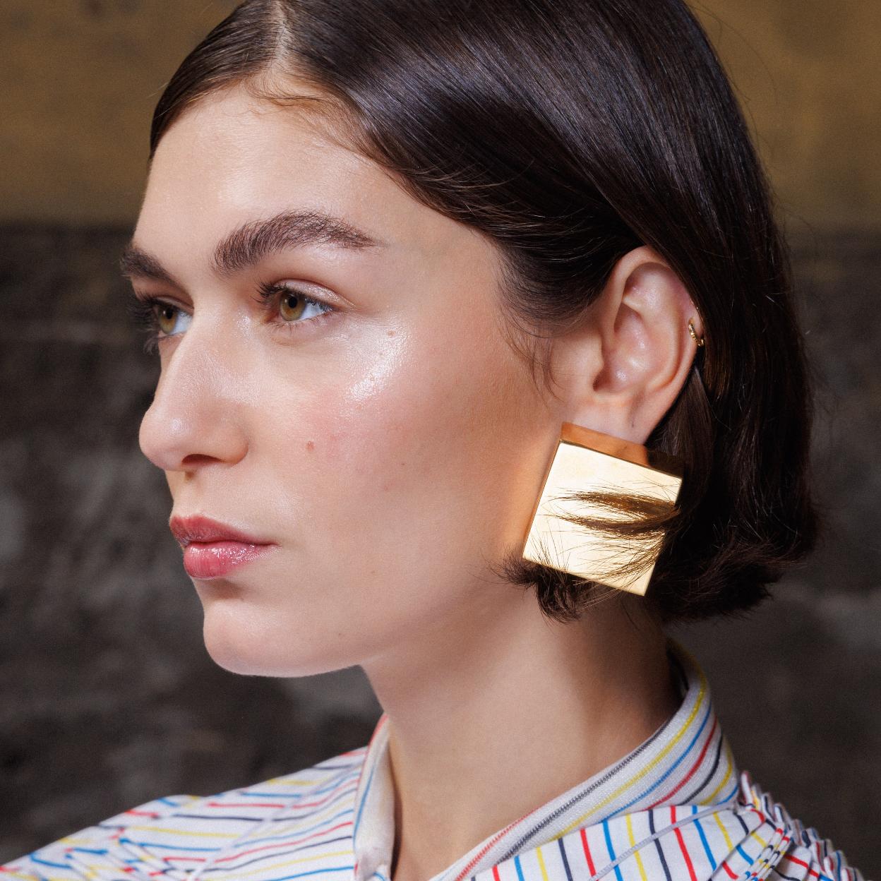 La caída de los párpados es uno de los principales signos de envejecimiento de la mirada.