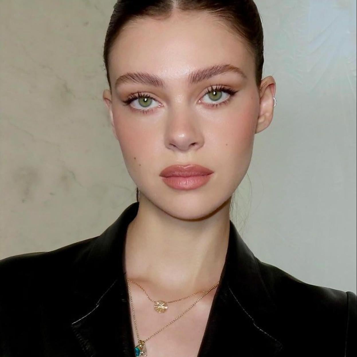 Nicola Peltz con maquillaje natural luminoso en los ojos