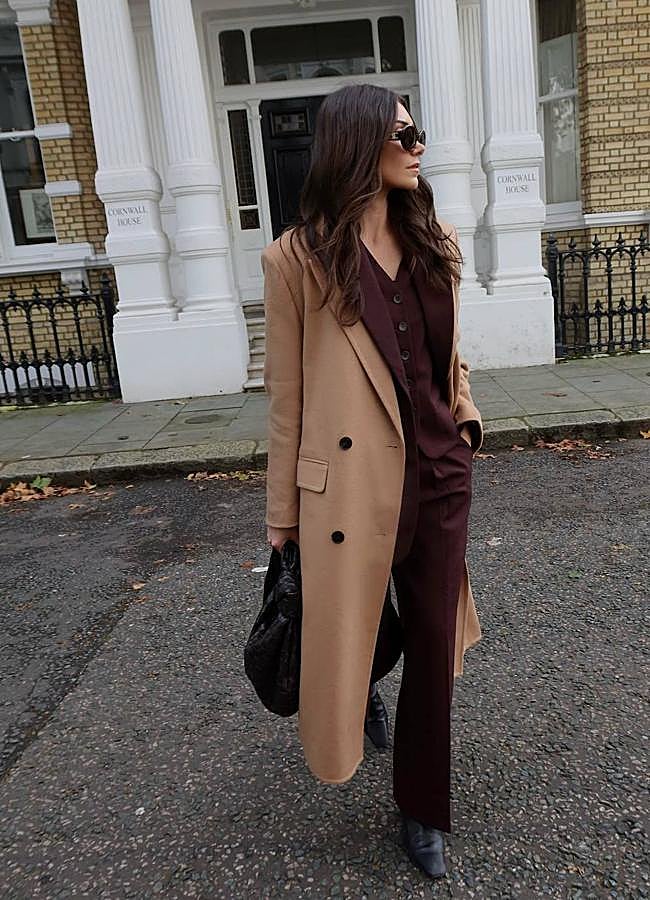 Imagen - Influencer con look de traje marrón chocolate y abrigo camel/@dani_elle_laz