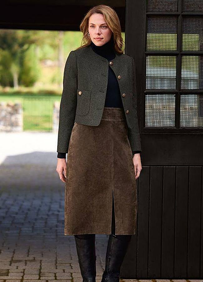 Imagen - Modelo con look de falda de ante marrón chocolate y abrigo khaki/@houseofbruar