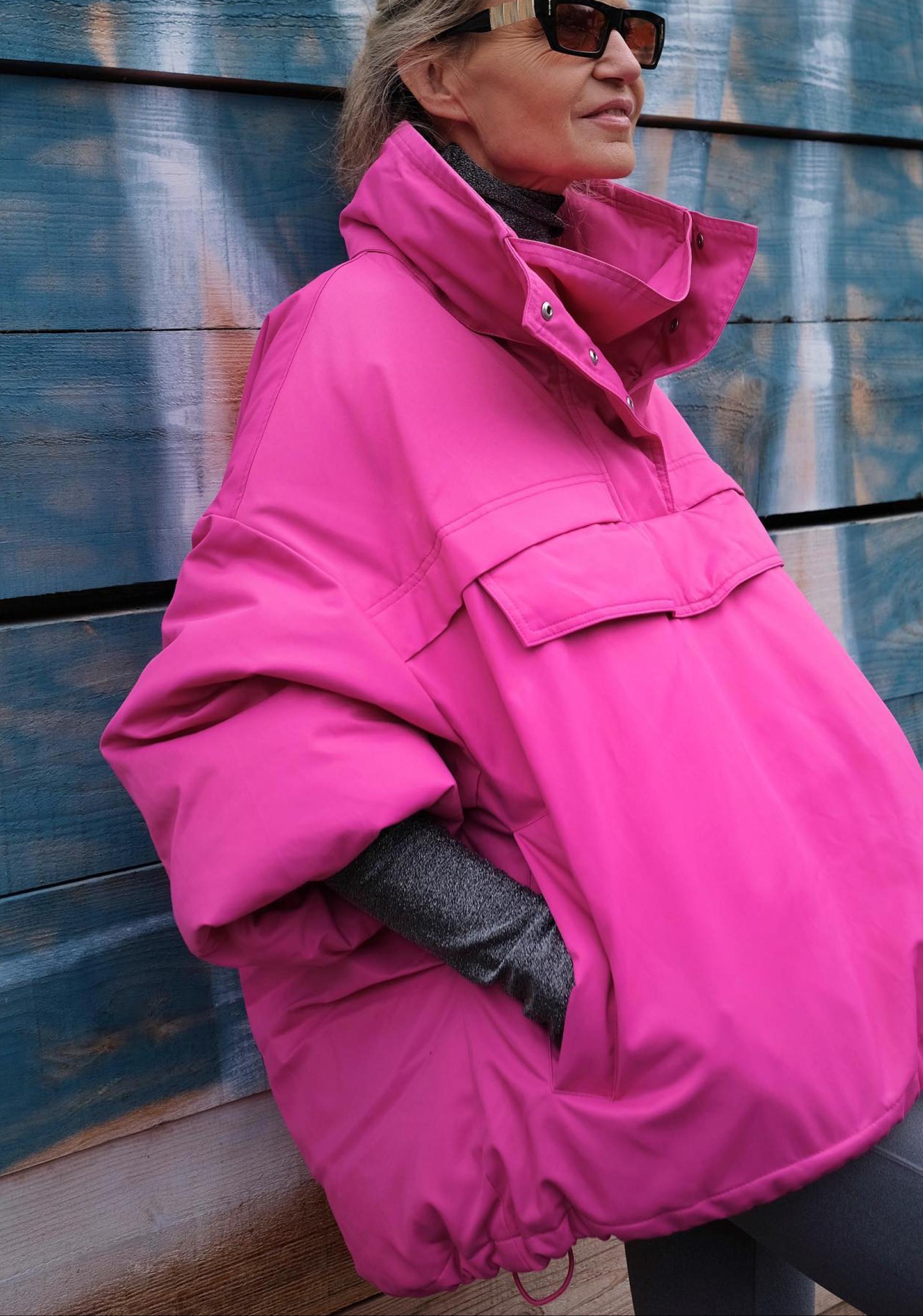 Influencer con chubasquero rosa