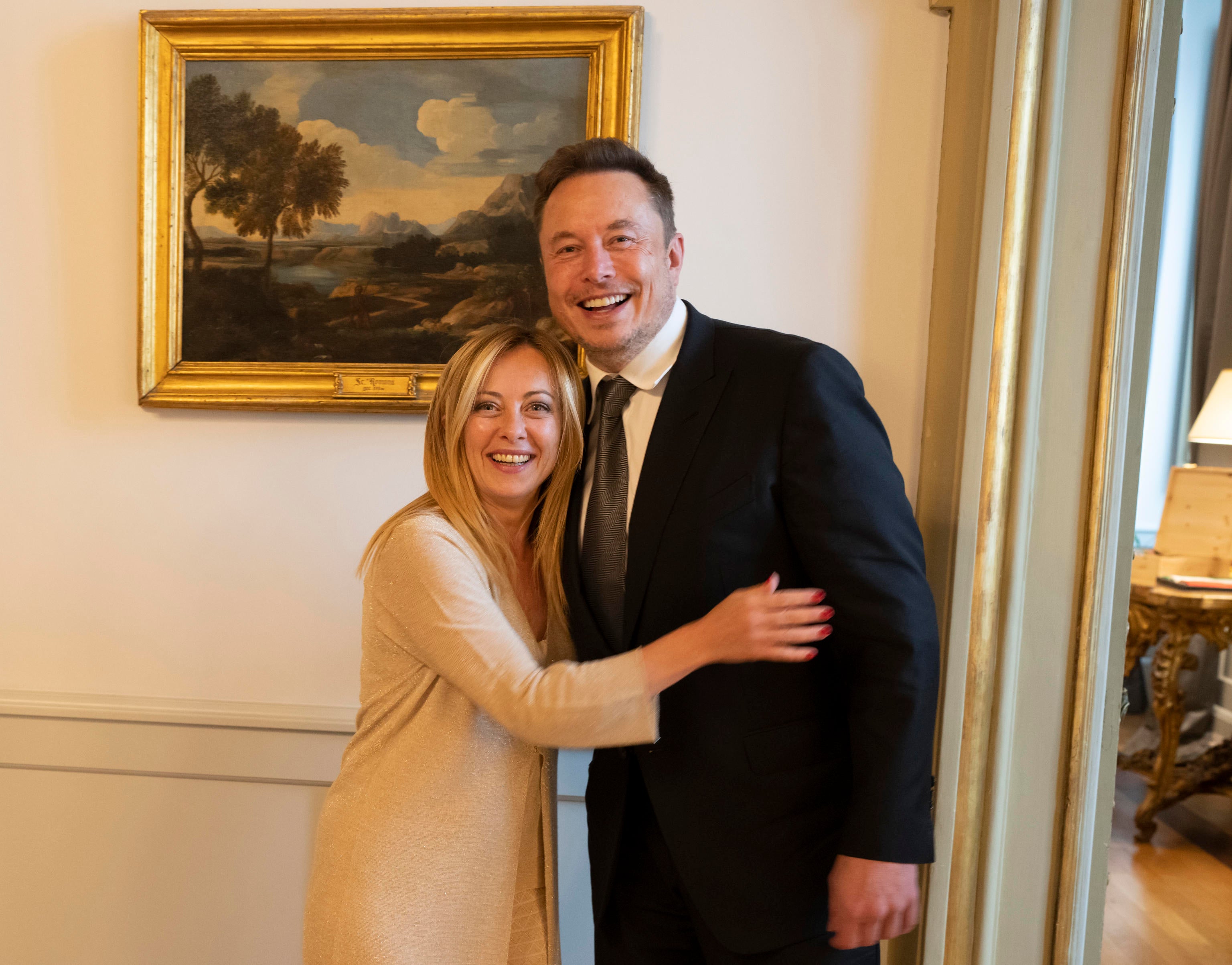 Elon Musk junto a Georgia Meloni.