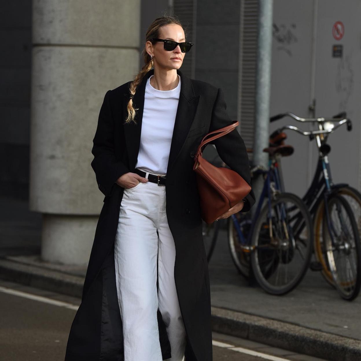 Influencer con abrigo de moda para invierno