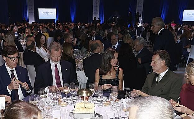 La cena literaria del Premio Planeta, con Letizia charlando con José Crehueras. 