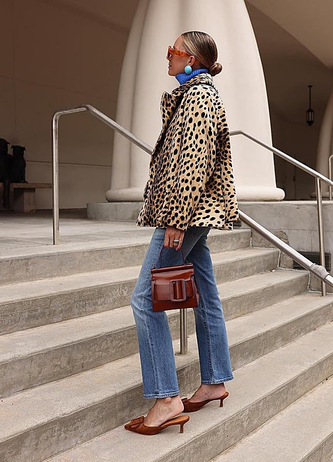 Imagen - Influencer con look a los 50 de chaqueta de leopardo