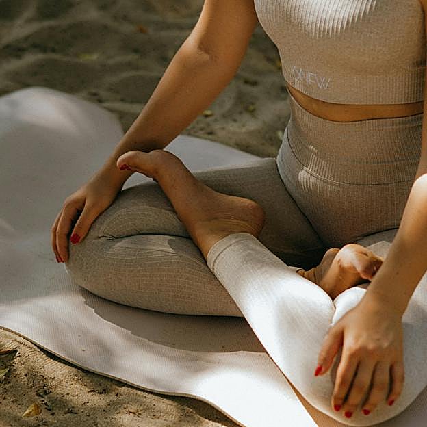 Mujer practicando yoga al aire libre. 
