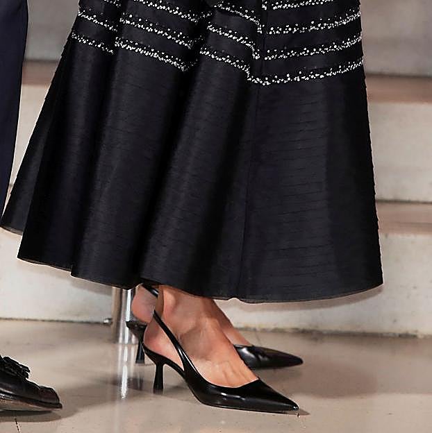 La reina Letizia con los zapatos negros kitten heel.