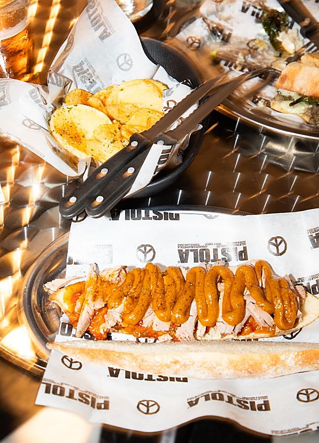 Imagen - El bocadillo de atún de Almadraba de Pistola, acompañado por un escabeche casero y servido en el pan elaborado por El horno de Babette. / PISTOLA