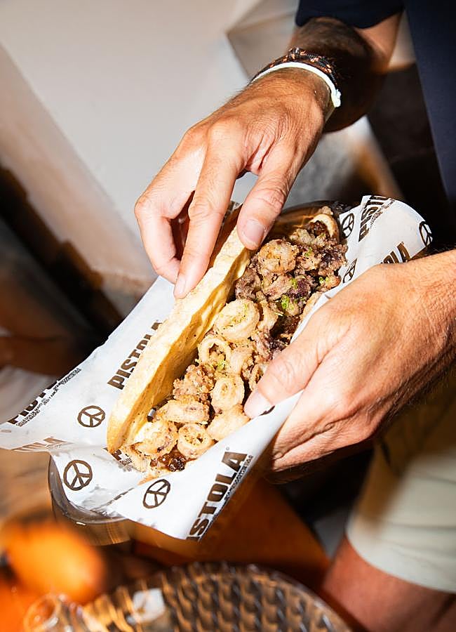 Imagen - El bocadillo de chipirones de Pistola, uno de los más solicitados. / PISTOLA