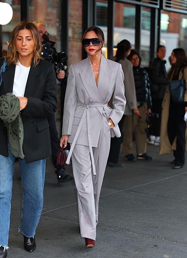 Imagen - Victoria Beckham con zapatos y bolso burdeos. / GTRES