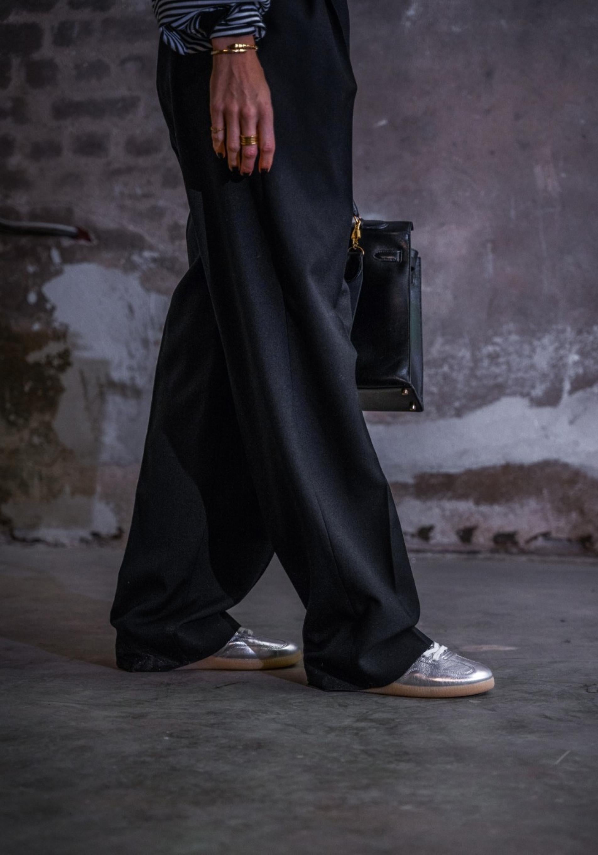 Un look con zapatillas metalizadas.