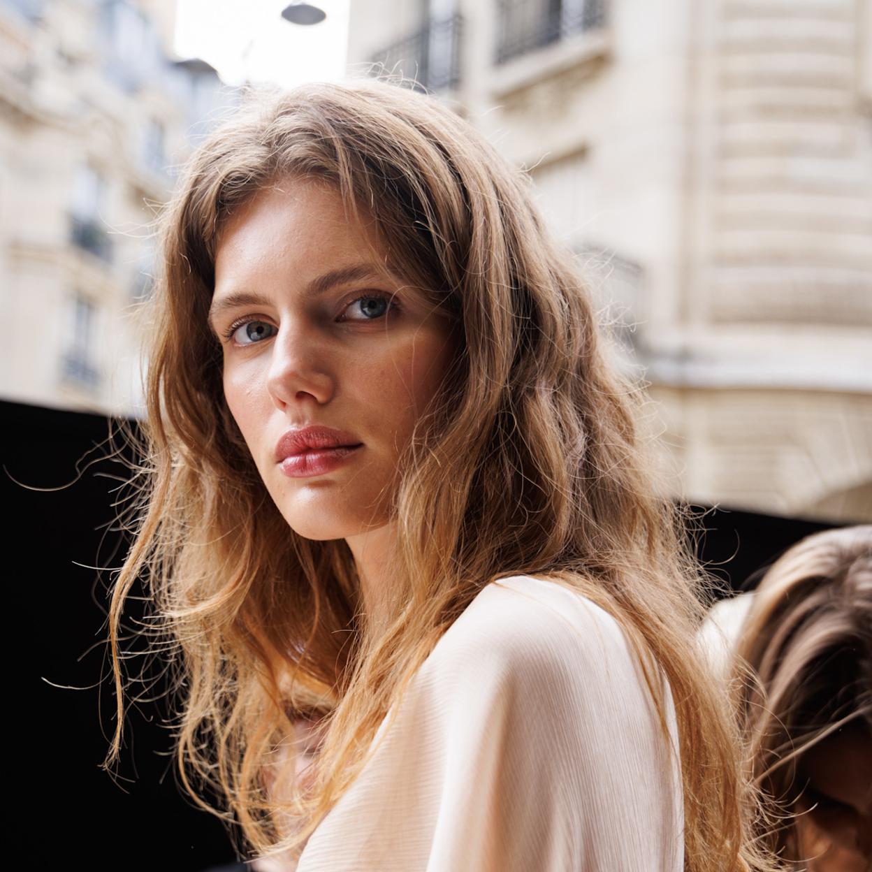 Por qué no deberías dejarte la toalla en el pelo mucho tiempo