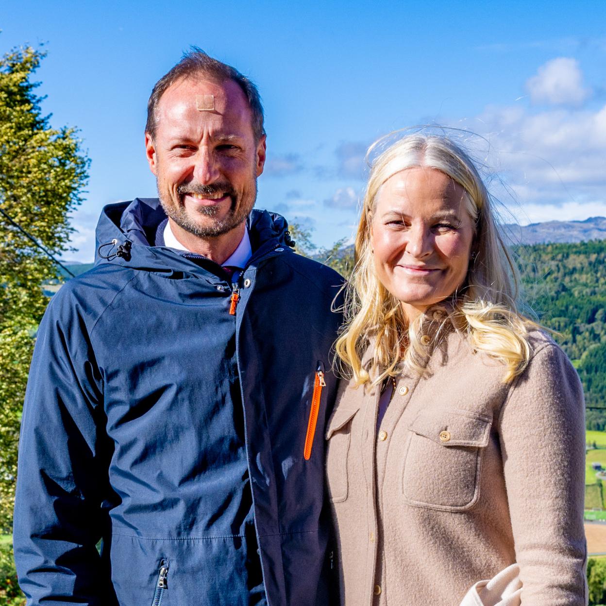 Haakon de Noruega con su misteriosa tirita. 
