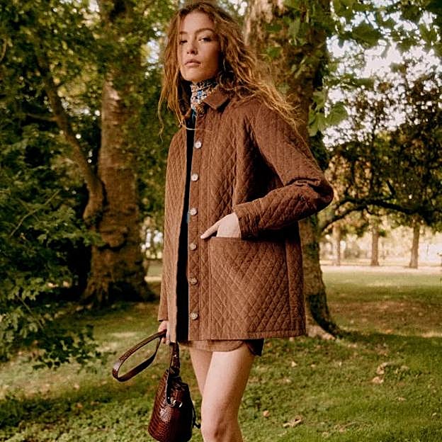 Las novedades de Mango: abrigos de entretiempo, vestidos midi y pantalones estampados que hacen tipazo