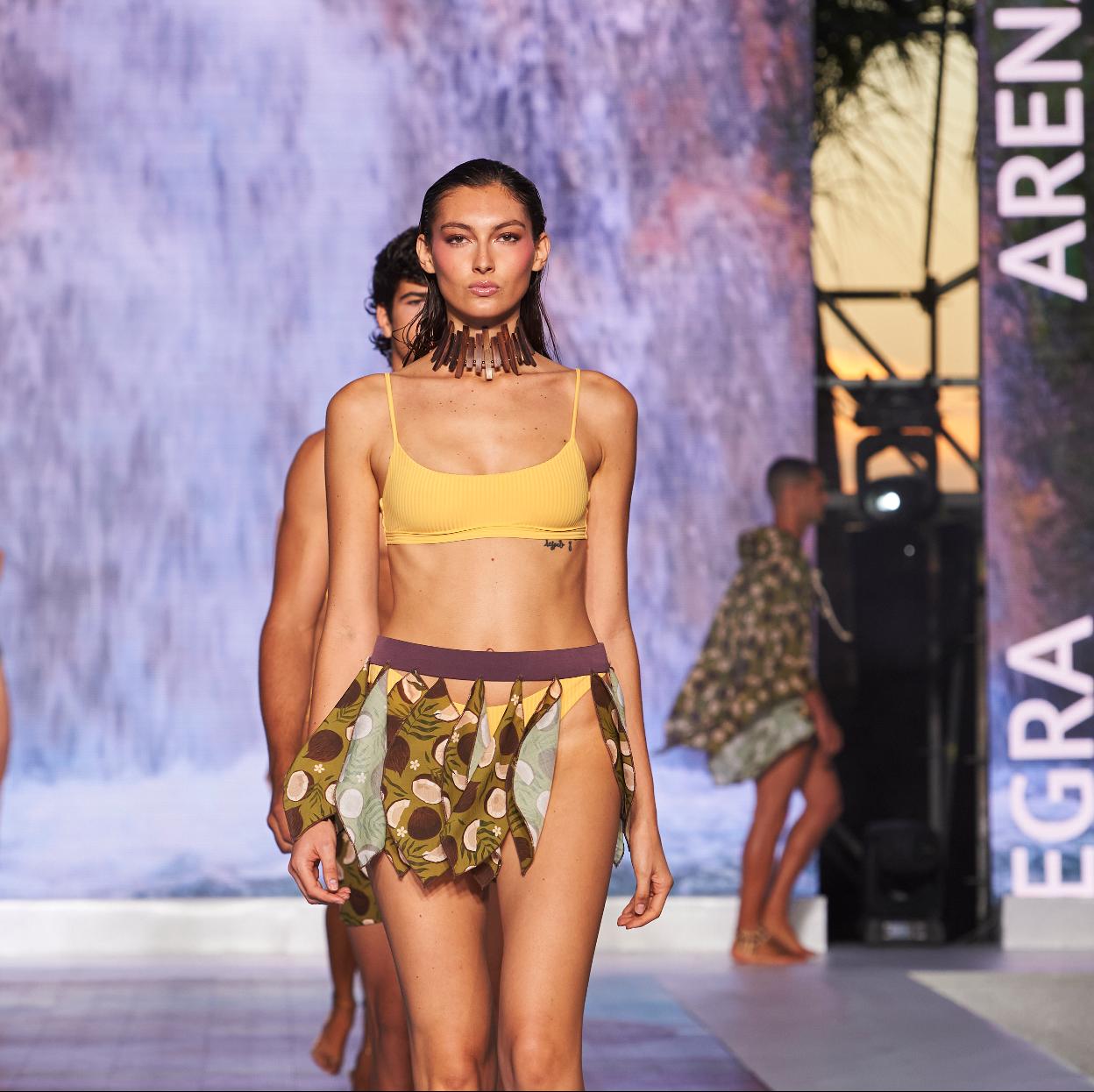 Arena Negra desfilando en Tenerife Fashion Beach Costa Adeje. 