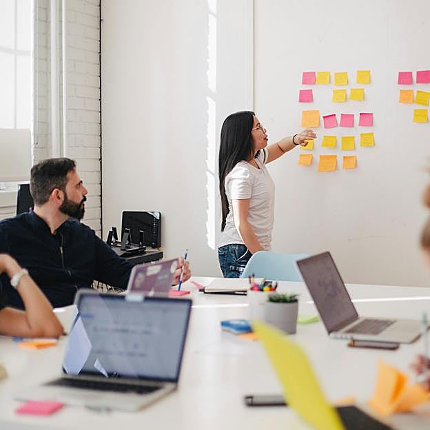 Imagen de una reunión en una oficina, el mejor momento para equiparar, como recoge Jaffe, la empresa a la familia.