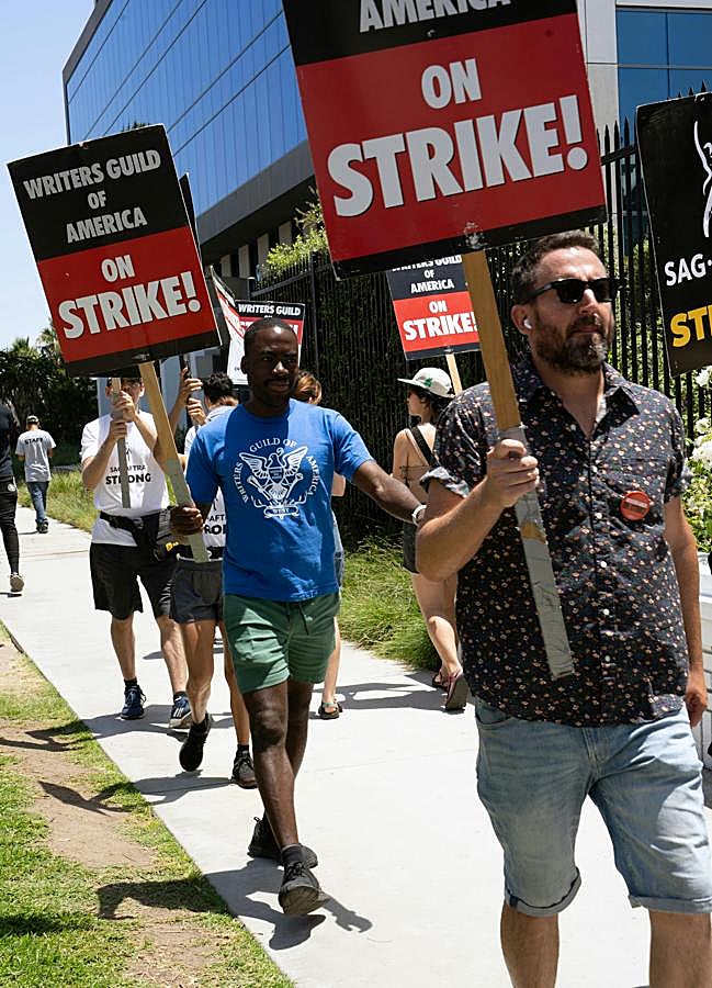 Imagen - Integrantes del sindicato Writers guild of America en una imagen de la huelga de guionistas organizada en 2023. / Nicholas Mageras/Pexels