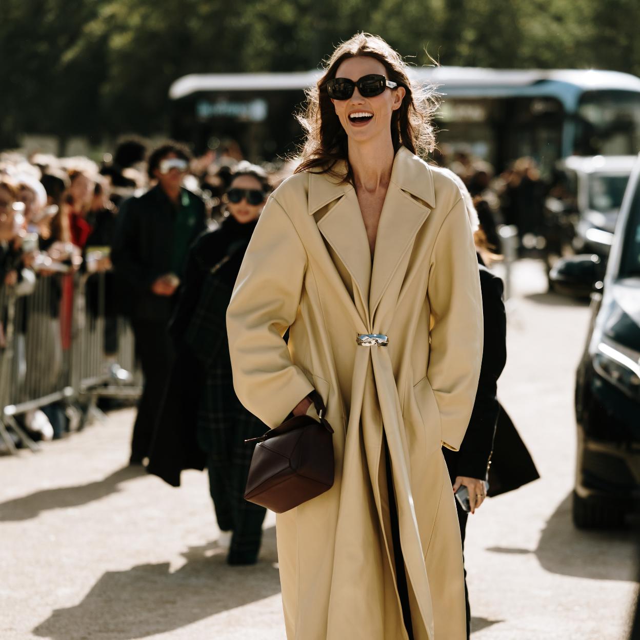 Look con abrigo en la Semana de la Moda de París.