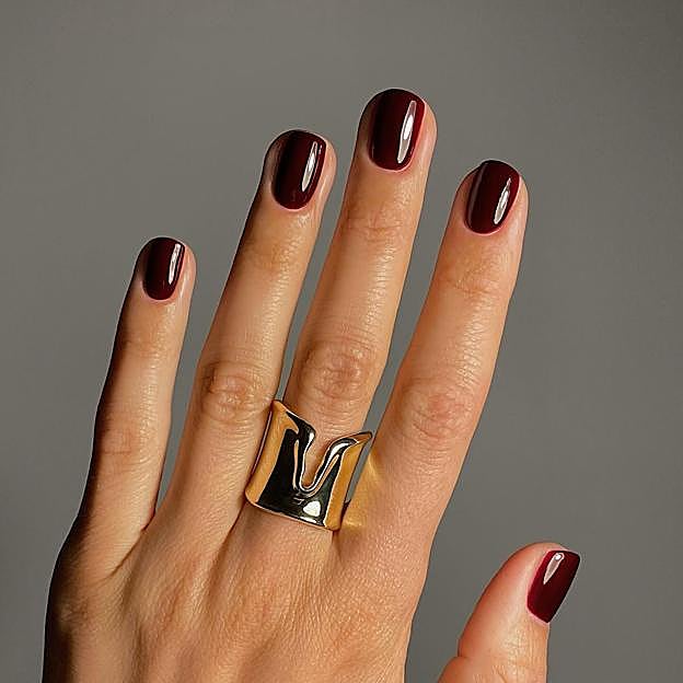 Uñas black cherry en manicura clásica