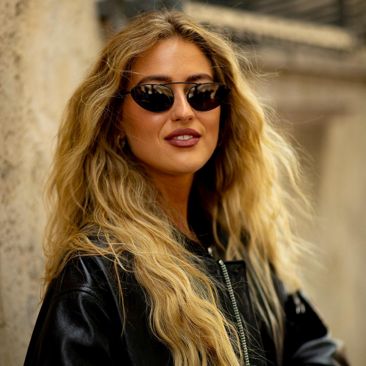 Modelo con pelo fino con volumen