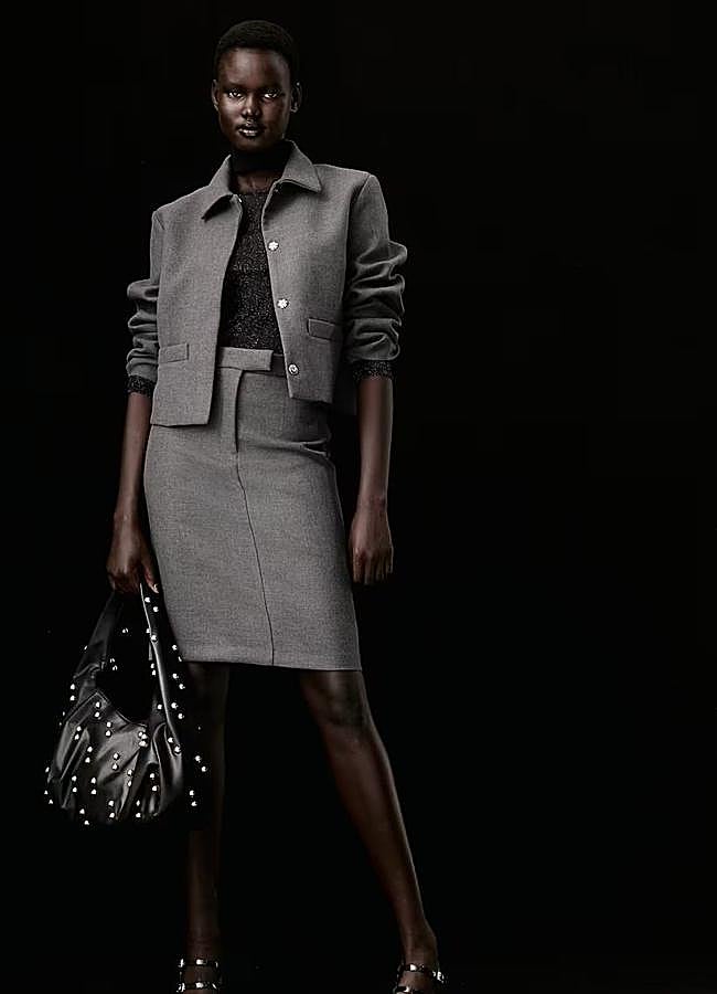 Imagen - Conjunto demure de oficina con chaqueta y falda midi gris