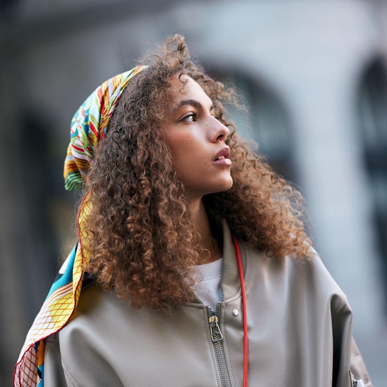 Influencer de cabello rizado con mechas para rizoss