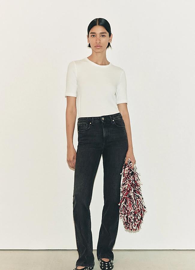 Imagen - Vaqueros negros con perneras ligeramente acampanadas