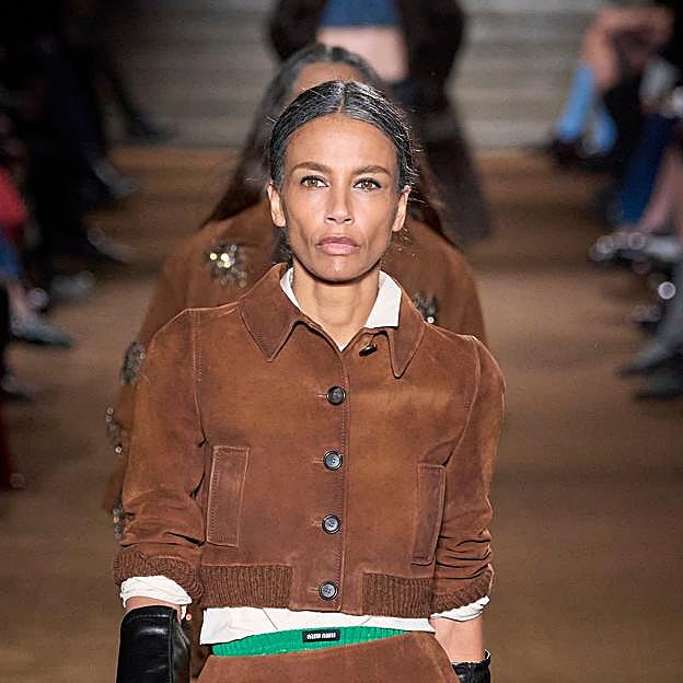 Imagen principal - Cazadoras de ante de Miu Miu para el otoño 2024.