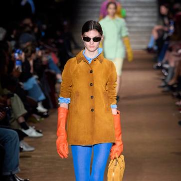 Imagen secundaria 1 - Cazadoras de ante de Miu Miu para el otoño 2024.