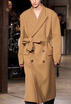 Imagen secundaria 2 - Abrigo azul de Bottega Veneta; abrigo Clyde de cuadros, de Sézane; y abrigo cruzado de Dries Van Noten.