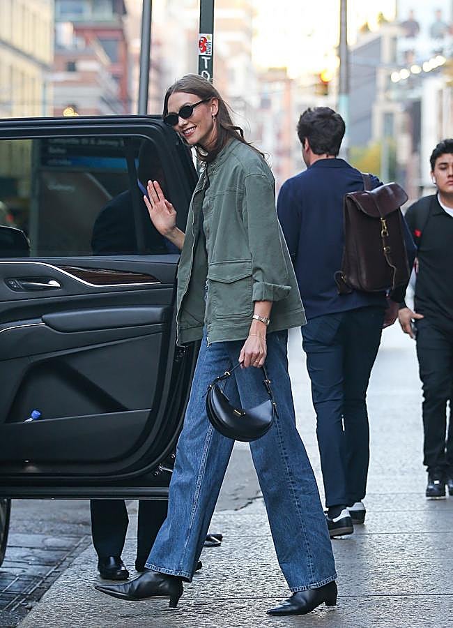 Imagen - Karlie Kloss con chaqueta sahariana y botines con tacón kitten en negro. Foto: Gtres.