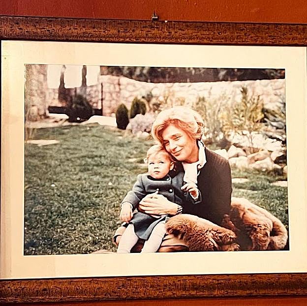 Una imagen de Bertín Osborne con su madre que el cantante compartió en sus redes sociales. 