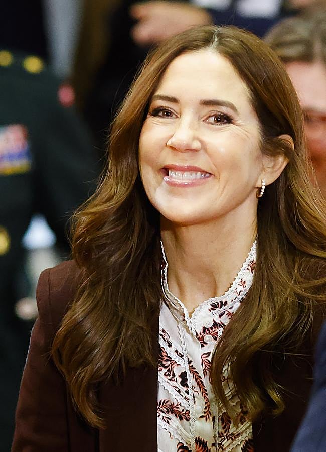 Imagen - Mary de Dinamarca con blazer burdeos y blusa con estampado de flores. Foto: Gtres.